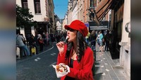 Liburan ke luar negeri juga dimanfaatkan oleh Ayu Aulia untuk kulineran seru. Salah satunya saat ia menikmati es krim dengan berbagai topping ini. Foto: Instagram @ayualulia5252