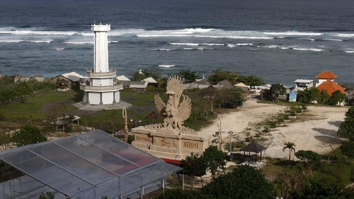 BNI Bersama Seniman Bali Buat Patung Replika GWK dari Pasir Pantai Dalam rangkaian peringatan HUT ke-75, BNI bersama seniman pematung di Pecatu, Badung, Bali membuat patung replika Garuda Wisnu Kencana (GWK).