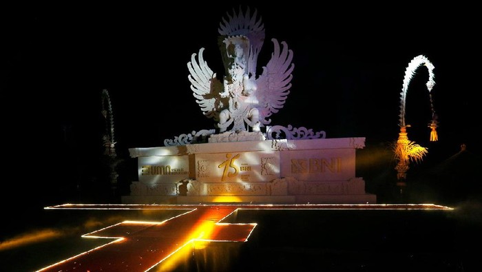 BNI Bersama Seniman Bali Buat Patung Replika GWK dari Pasir Pantai Dalam rangkaian peringatan HUT ke-75, BNI bersama seniman pematung di Pecatu, Badung, Bali membuat patung replika Garuda Wisnu Kencana (GWK).