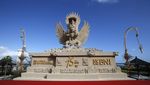 BNI Bersama Seniman Bali Buat Patung Replika GWK dari Pasir Pantai