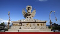 BNI bekerja sama dengan Himpunan Seniman Pecatu membangun miniatur patung Garuda Wisnu Kencana.