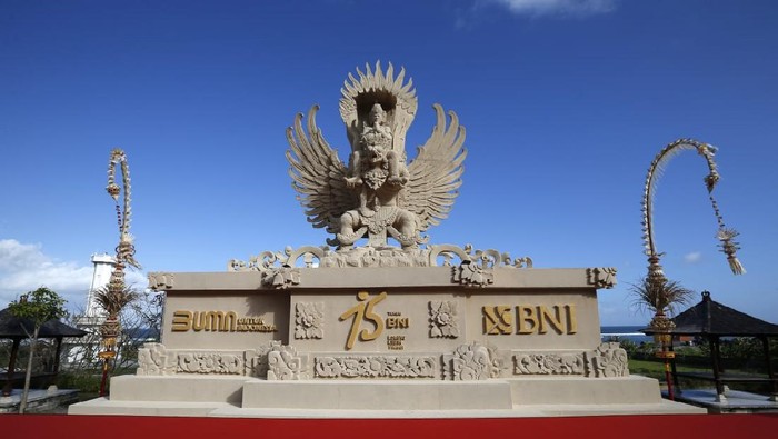 BNI Bersama Seniman Bali Buat Patung Replika GWK dari Pasir Pantai Dalam rangkaian peringatan HUT ke-75, BNI bersama seniman pematung di Pecatu, Badung, Bali membuat patung replika Garuda Wisnu Kencana (GWK).