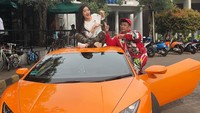 Ketemu Hotman Paris, Natasha diajak ngopi di coffee shop. Setelahnya mereka berfoto di atas mobil sport keren.