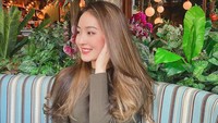 Mampir ke kafe kekinian, tak lengkap tanpa pose OOTD. Begini senyum manis Natasha.