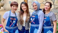 Mantan kekasih Verrel Bramasta ini sedang jadi bintang tamu acara YouTube geng Dina Lorenza. Mereka semua asyik memasak. “Icip-icip bareng mamah muda,” tulis Natasha.