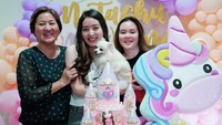Begini momen bahagia Natasha saat mendapat kejutan ulang tahun dari orang-orang terdekatnya. Ia diberi kue ulang tahun tema princess berwarna pink. Cantik banget ya!