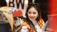 Natasha sendiri merupakan pesinetron hits tanah air. Ia eksis di Instagram dengan lebih dari 33,3 juta followers.