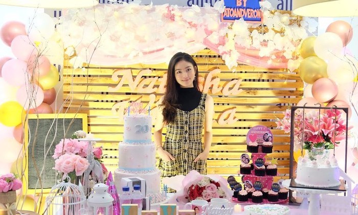 Cantiknya Natasha Wilona Saat Dapat Kue Ultah dan Belajar Bikin Bakpia Cantiknya Natasha Wilona Saat Dapat Kue Ultah dan Belajar Bikin Bakpia