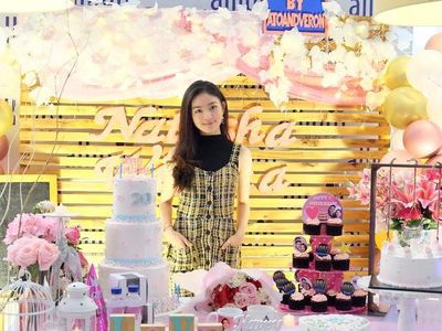 Cantiknya Natasha Wilona Saat Dapat Kue Ultah dan Belajar Bikin Bakpia