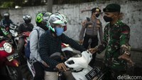 Hanya warga dengan keperluan tertentu yang diperbolehkan melintas ke Jakarta seperti sektor esensial dan sektor kritikal.