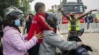 Warga juga sempat menunjukkan bukti seperti surat vaksin dan swab antigen namun petugas tetap tidak memperbolehkan warga lewat.