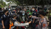 Warga yang tidak sesuai dengan peraturan pemerintah pun mau tidak mau harus putar balik ke arah Tangerang.