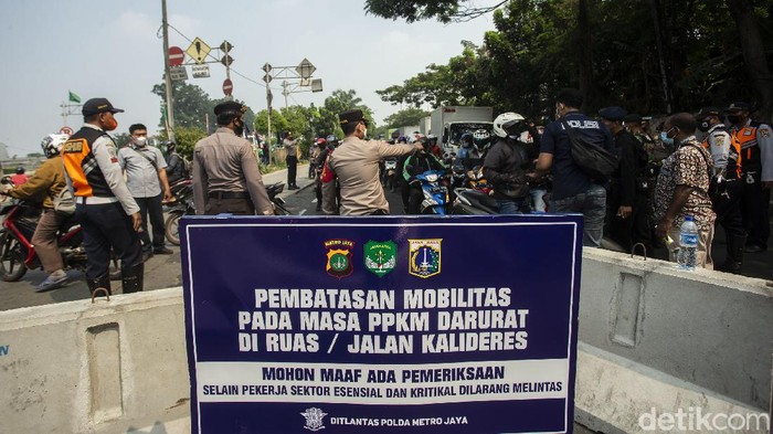 Sejumlah kendaraan putar balik di jalan Daan Mogot, Jakarta Barat, Senin (5/7/2021). Pintu masuk Jakarta dari arah barat ini dijaga petugas.