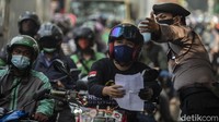 Kemacetan panjang pun tak terhindarkan, baik kendaraan motor maupun mobil hingga angkutan umum harus mengantre untuk putar balik.