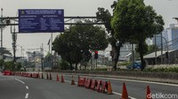 Suasana lengang terlihat diJalan Dan Mogot arah Grogol, Jakarta Barat.