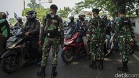Petugas gabungan melakukan penyekatan sesuai dengan peraturan PPKM Darurat yang telah dilakukan sejak tanggal 3 Juli 2021.