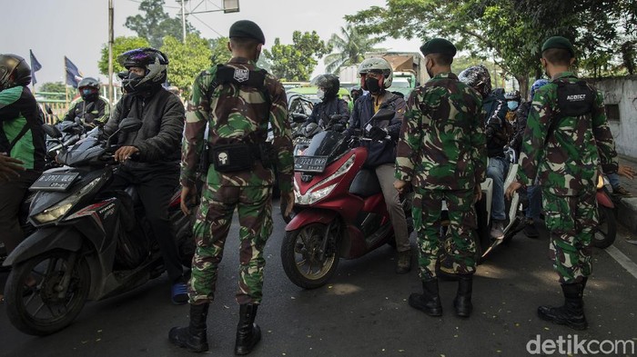 Sejumlah kendaraan putar balik di jalan Daan Mogot, Jakarta Barat, Senin (5/7/2021). Pintu masuk Jakarta dari arah barat ini dijaga petugas.