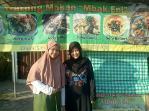 Kisah Perjuangan Pedagang Lotek Antar Sang Anak Lulus Kedokteran UGM