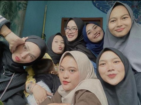 Foto Lia dan para sahabatnya.