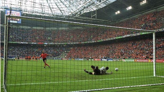 29 Jun 2000:  Francesco Toldo of Italy saves decisive penalty from Paul Bosvelt of Holland during the European Championships 2000 Semi Final at the Amsterdam ArenA, Amsterdam, Holland. The match was drawn 0-0 after extra time, but Italy won on penalties3-1.  Mandatory Credit: Ben Radford /Allsport