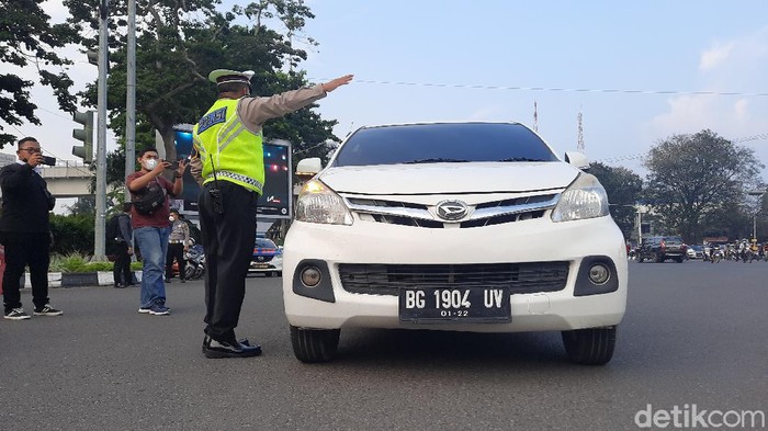 Sistem lalu-lintas ganjil-genap digelar di empat titik di Palembang, Sumsel. Hal itu dilakukan demi menekan lonjakan kasus COVID-19.