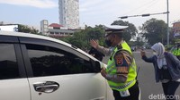 Tidak sedikit mobil beplat nomor genap di arahkan petugas gabungan Polantas, Dishub dan Satpol-PP untuk putar balik. 