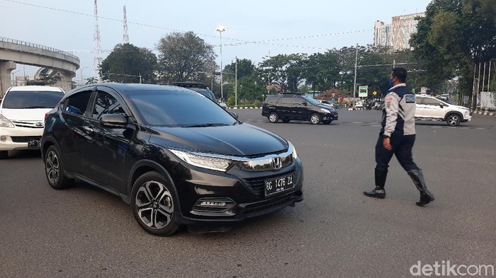 Ganjil-genap Jadi Cara Palembang Tekan Lonjakan COVID-19 Sistem lalu-lintas ganjil-genap digelar di empat titik di Palembang, Sumsel. Hal itu dilakukan demi menekan lonjakan kasus COVID-19.