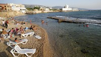 Sejumlah warga terlihat menimati suasana Pantai Batroun di utara Beirut.