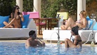 Resor pantai Edde Sands di kota kuno Babylos, Beirut, juga dipenuhi wisatawan.