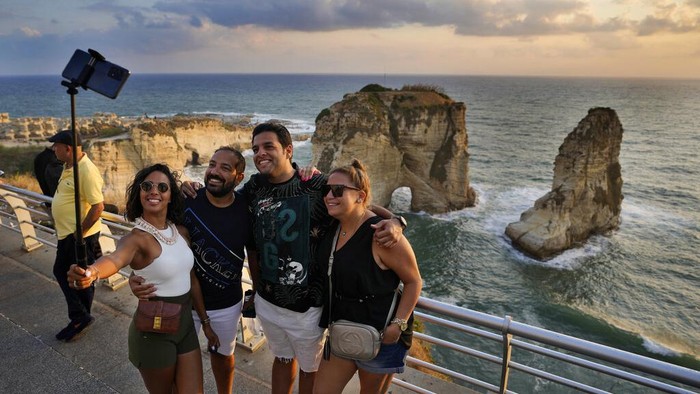 Geliat Wisata Lokal di Lebanon Pandemi Corona tidak menyurutkan wisatawan untuk berlibur. Meski pandemi belum usai, warga lokal tetap meramaikan destinasi wisata di negara konflik tersebut.