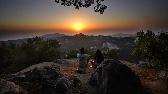 Geliat Wisata Lokal di Lebanon Pandemi Corona tidak menyurutkan wisatawan untuk berlibur. Meski pandemi belum usai, warga lokal tetap meramaikan destinasi wisata di negara konflik tersebut.