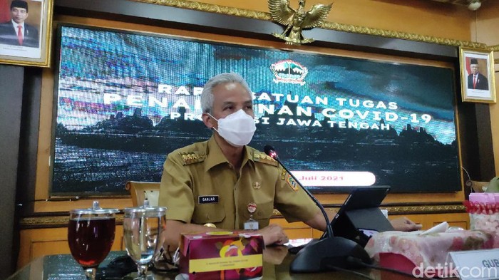 Gubernur Jawa Tengah Ganjar Pranowo saat memberikan keterangan, Senin (5/7/2021)