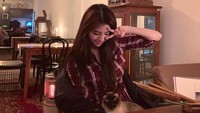 Gaya santai Han So Hee bersama seekor kucing ini jadi salah satu foto yang mejeng di Instagram-nya sejak beberapa tahun lalu. (Foto: dok. Instagram @xeesoxee) 