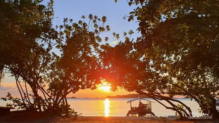 Suasana senja di Pantai Tanjung Pendam Belitung