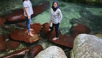 Batuan besar di tepi pantai banyak ditemukan di Belitung
