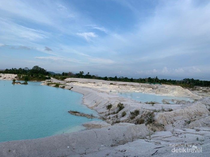 Banyak yang menyamakan Danau Kaolin dengan Kawah Putih di Ciwidey Jawa Barat