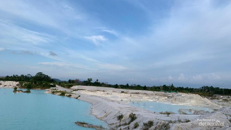 Banyak yang menyamakan Danau Kaolin dengan Kawah Putih di Ciwidey Jawa Barat