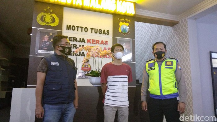 Pria berinisial APU (23) harus berurusan dengan polisi. Sebab ia membuat hoaks soal kecelakaan gegara adanya pemadaman PJU selama PPKM Darurat.