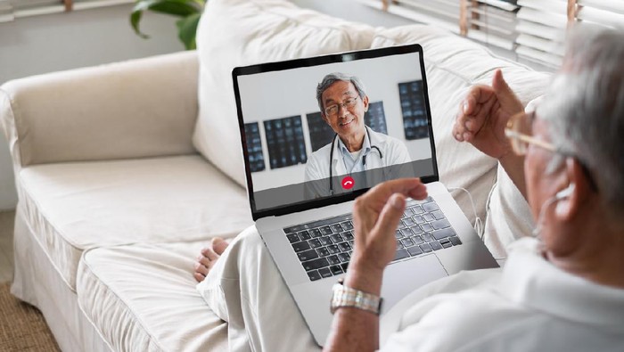 Ilustrasi Konsultasi Online Asian senior video call with doctor telemedicine telehealth concept