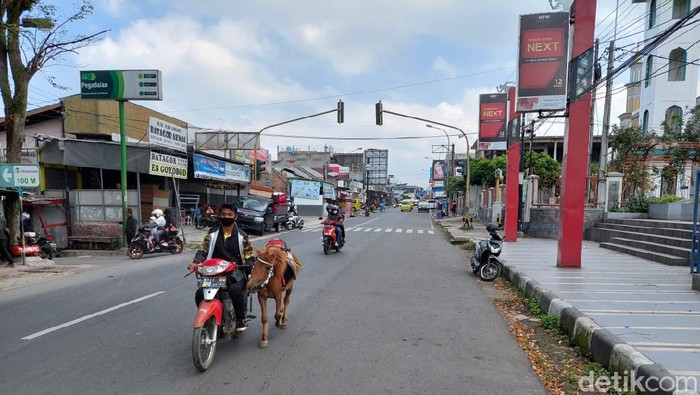 Jalan Alun-alun Lembang, Bandung Barat.