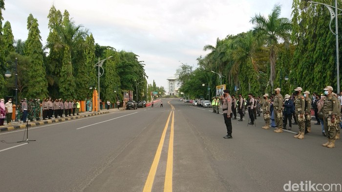 Jalan protokol di Cilegon ditutup selama PPKM Darurat (M Iqbal/detikcom)