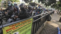 Kepadatan kendaraan yang terjadi di jalur alternatif perbatasan Depok dan Jakarta di Jalan Setu Pedongkelan, Depok, Jawa Barat, Senin (5/7/2021).  ANTARA FOTO/ASPRILLA DWI ADHA