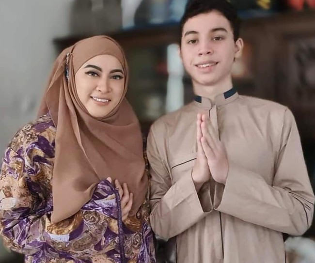 Jenazah Jane dimakamkan di TPU Jeruk Purut Jakarta dengan protokol kesehatan COVID-19. Jane dimakamkan satu liang dengan almarhum sang ayah, Dicky Sadikin. Foto: Instagram/@janeshalimar_1