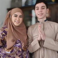 Jenazah Jane dimakamkan di TPU Jeruk Purut Jakarta dengan protokol kesehatan COVID-19. Jane dimakamkan satu liang dengan almarhum sang ayah, Dicky Sadikin. Foto: Instagram/@janeshalimar_1
