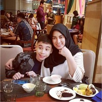 Muhammad Zarno merupakan anak dari pernikahan Jane Shalimar dengan Vebryanto Indra Kusuma Jahja. Namun sayang, dua tahun setelah menjalani kehidupan rumah tangga, keduanya lalu memutuskan untuk bercerai. Foto: Instagram/@janeshalimar_1