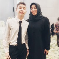 Melalui akun Instagram pribadinya, Jane Shalimar sering terlihat membagikan foto-foto kebersamaannya dengan putra semata wayangnya yang bernama Muhammad Zarno.  Kini momen kebersamaan keduanya hanya tinggal kenangan. Foto: Instagram/@janeshalimar_1