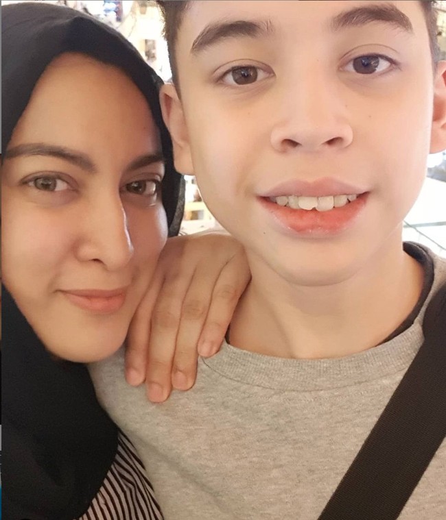 Selebriti sekaligus politikus Partai Demokrat, Jane Shalimar, telah dinyatakan meninggal dunia pada hari Minggu (4/7/2021). Dia meninggalkan seorang putra dari pernikahannya bersama mantan suaminya, Vebryanto Indra Kusuma Jahja, pada tahun 2004. Foto: Instagram/@janeshalimar_1