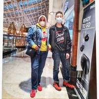 Kepergian sang ibu tentunya membawa duka mendalam bagi Muhammad Zarno. Kini momen-momennya bersama ibunda tercinta hanya tinggal kenangan. Foto: Instagram/@janeshalimar_1