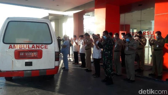 Jenazah mantan Bupati Temanggung, Hasyim Afandi, saat disalatkan di kompleks RSUD Temanggung, Senin (5/7/2021).