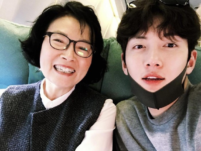 Ji Chang Wook dengan ibunya Ji Chang Wook dengan ibunya